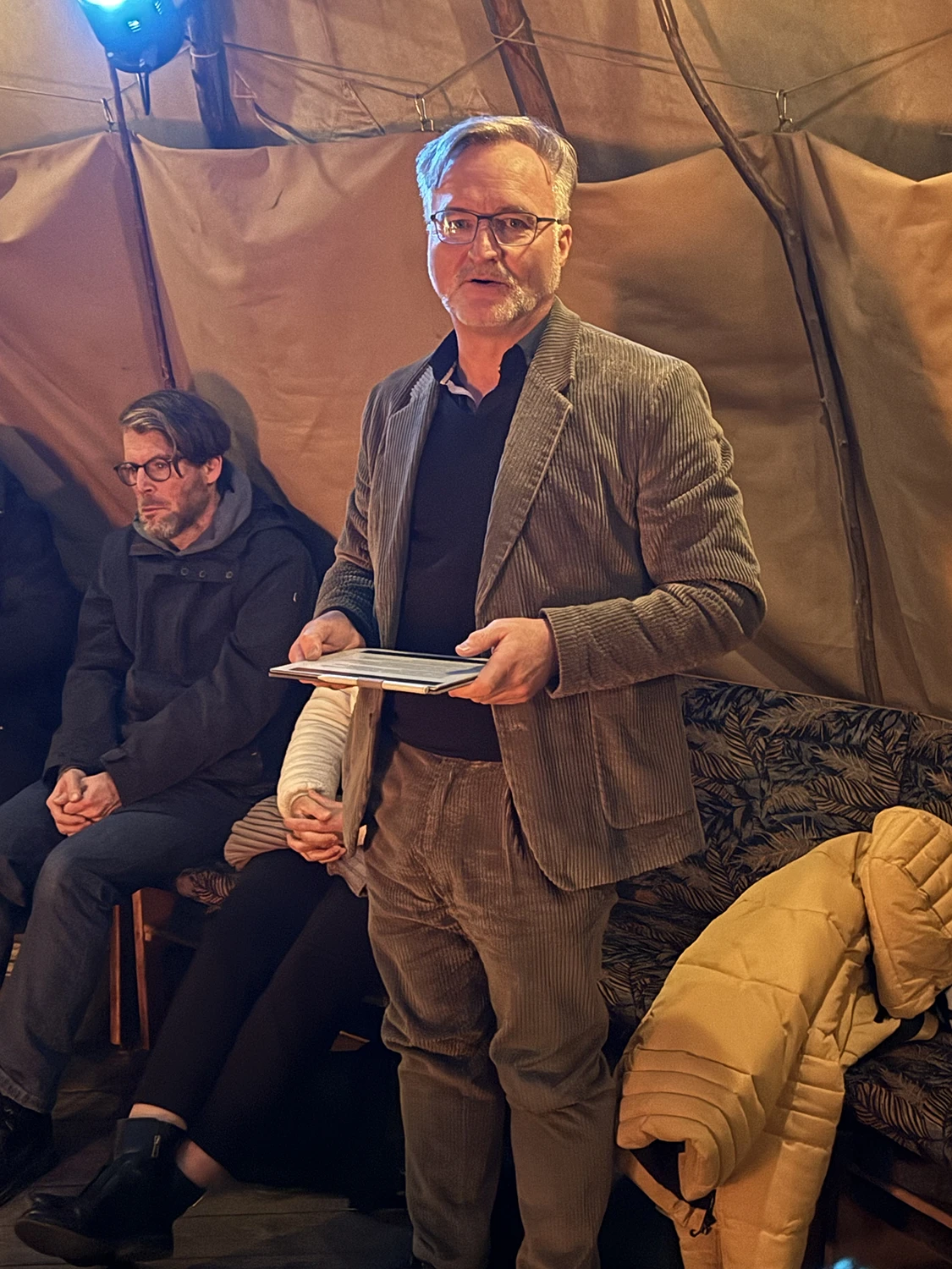 Rede von Jürgen Enninger im Märchenzelt Augsburg bei der Jubiläumsfeier